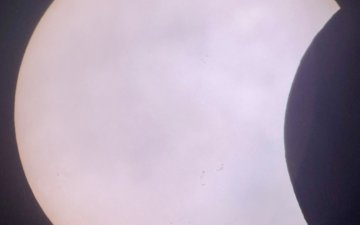 L'éclipse  en lumière blanche